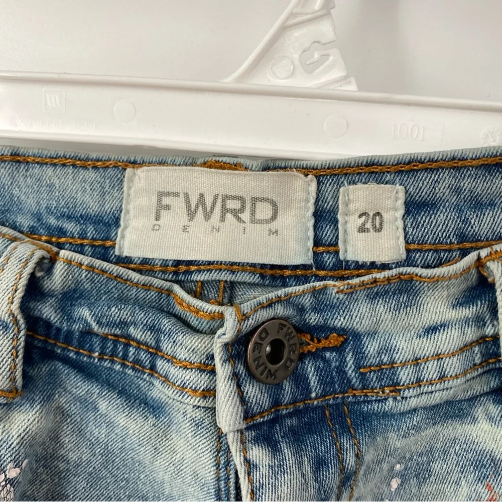 Distressed Paint-Splatter Men’s Denim Shorts in Blue with Red Accents